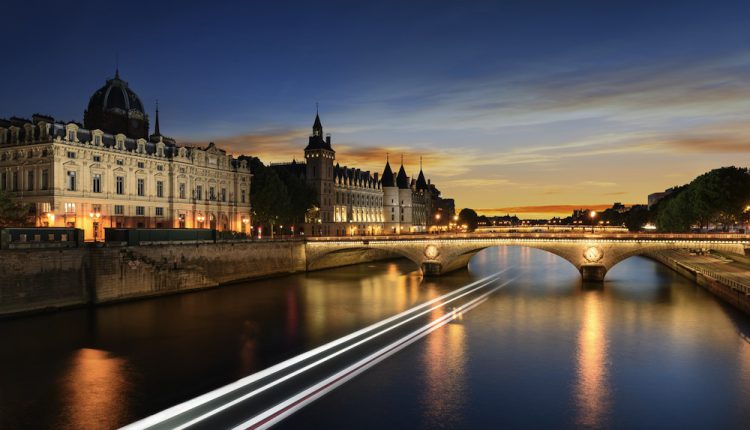 Bateau de nuit sur la Seine