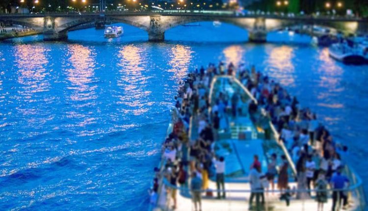 Bateau de croisière sur la Seine la nuit
