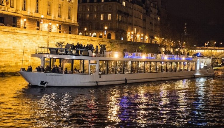 Le Diamant Bleu sur la Seine à Paris