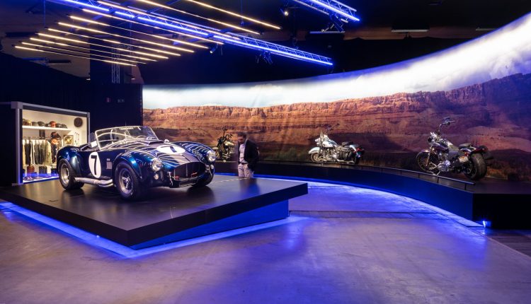 Voiture et motos de Johnny Hallyday pour l'expo à Paris